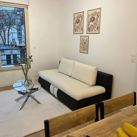 Seemingly Spacious Modern & Bright Chic Appartamento Parigi