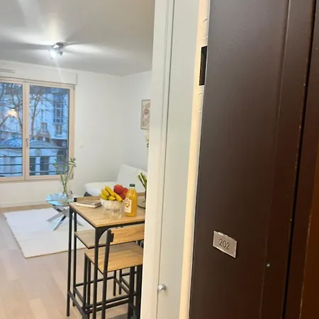 Seemingly Spacious Modern & Bright Chic Paris