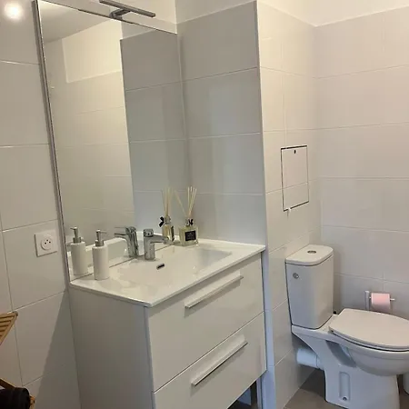 Seemingly Spacious Modern & Bright Chic Apartment Paris