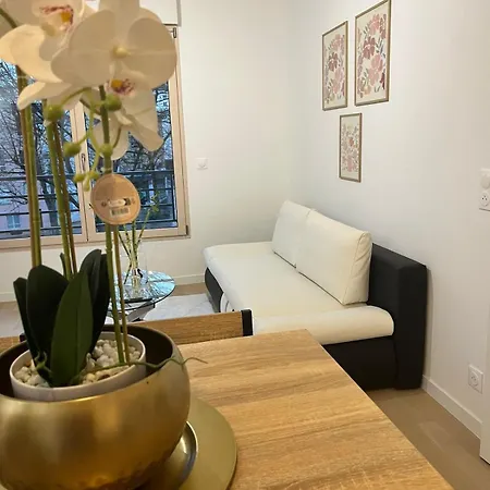 Seemingly Spacious Modern & Bright Chic Apartment *