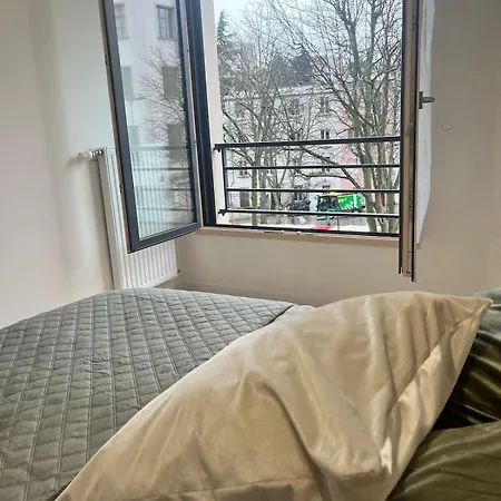 Seemingly Spacious Modern & Bright Chic Appartamento