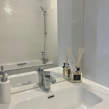 Seemingly Spacious Modern & Bright Chic Parigi