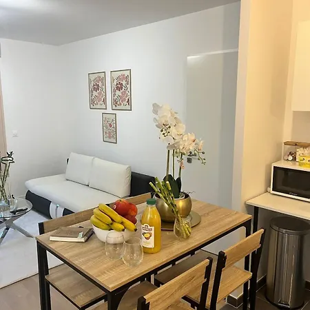 Seemingly Spacious Modern & Bright Chic * Parigi